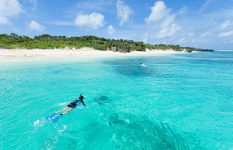 에메랄드 빛의 오키나와의 바다
