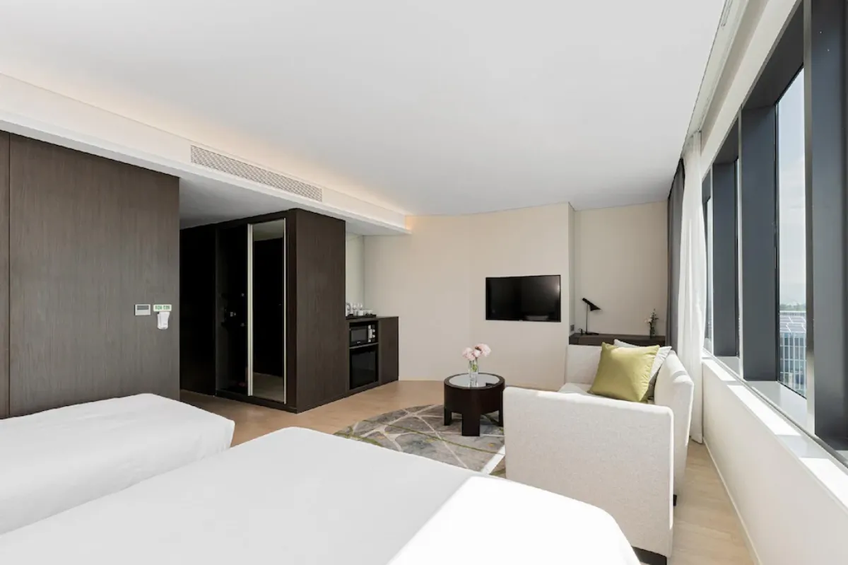 나인트리-바이-파르나스-판교-서울-주니어스위트패밀리-개방감-넓은룸-거실-쇼파-테이블-티비