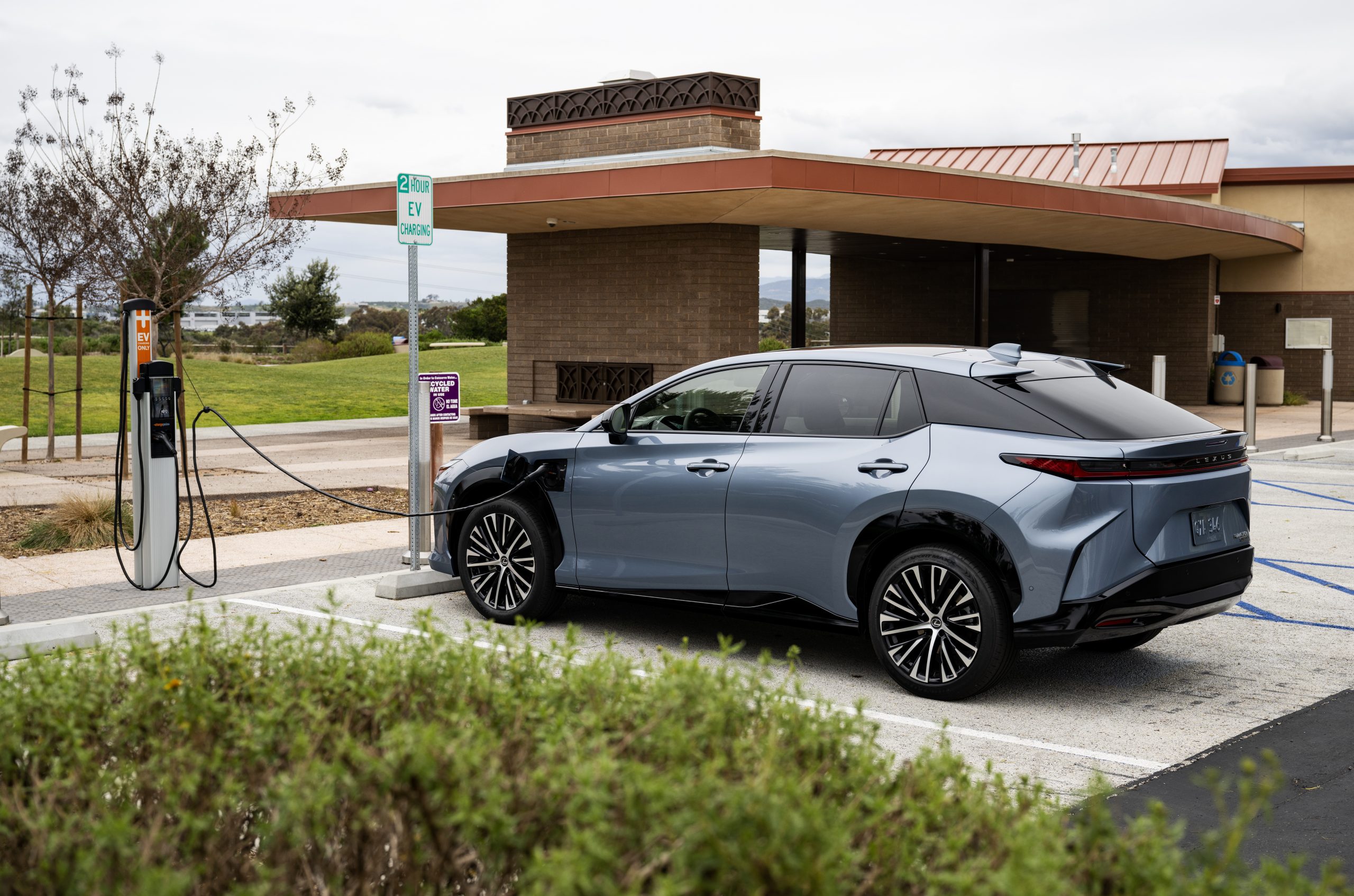 2023 렉서스 RZ 충전 모습 사진