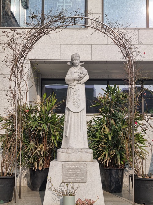 사진은 김기량성당 성모자상입니다.
성모님의 모습이 정난주 마리아가 아기 황경한을 안고 있는 모습처럼 느껴지네요.