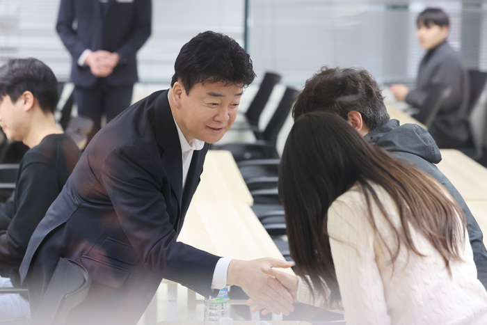 백종원 더본코리아 대표가 28일 서울 서초구 스페이스쉐어 강남역센터에서 열린 첫 정기 주주총회에서 주주들과 인사하고 있다. 연합뉴스