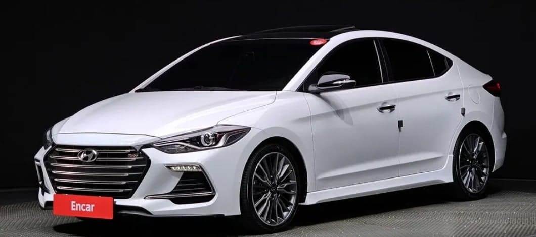 아반떼 AD 중고차 전측면 화이트 색상