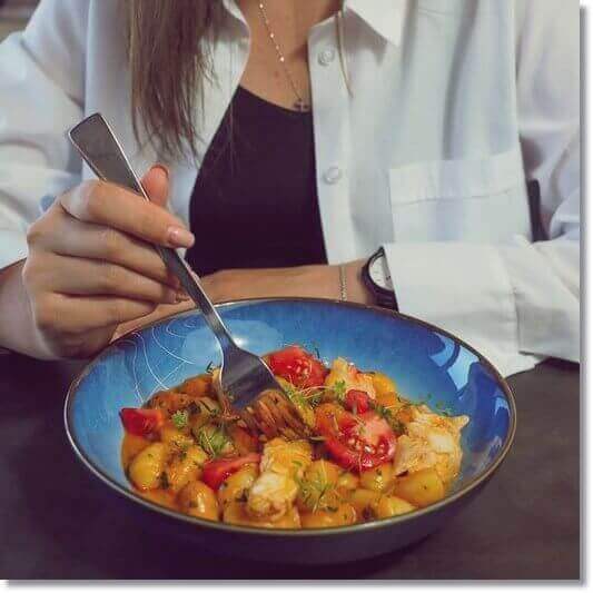 카로티노이드가 풍부한 음식을 먹는 여성