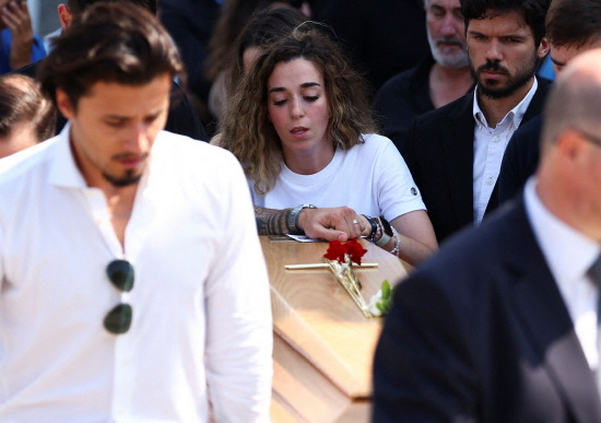 디오고조타 장례식에서 슬퍼하는 모습