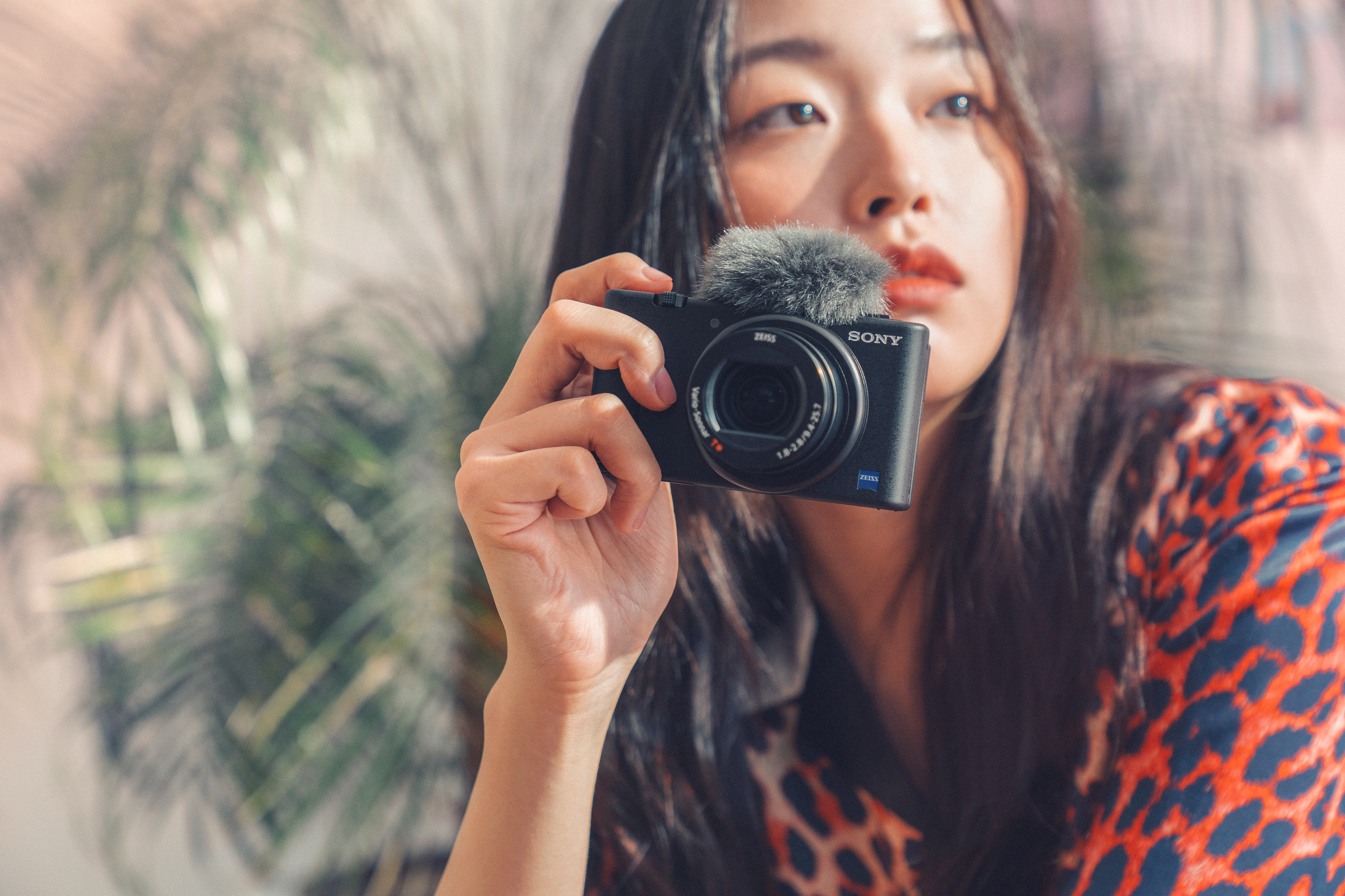 소니 카메라 ZV-1을 들고 포즈를 취하는 모델
