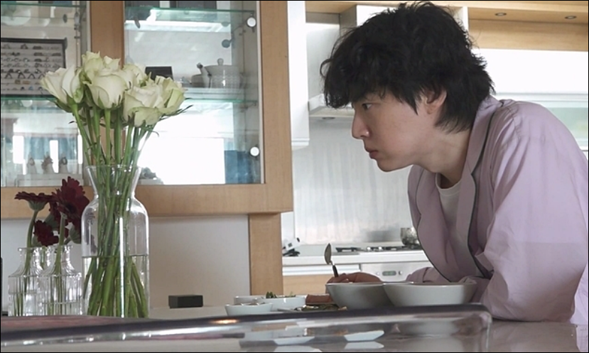 안재현-꽃꽂이후-바라보고있는모습