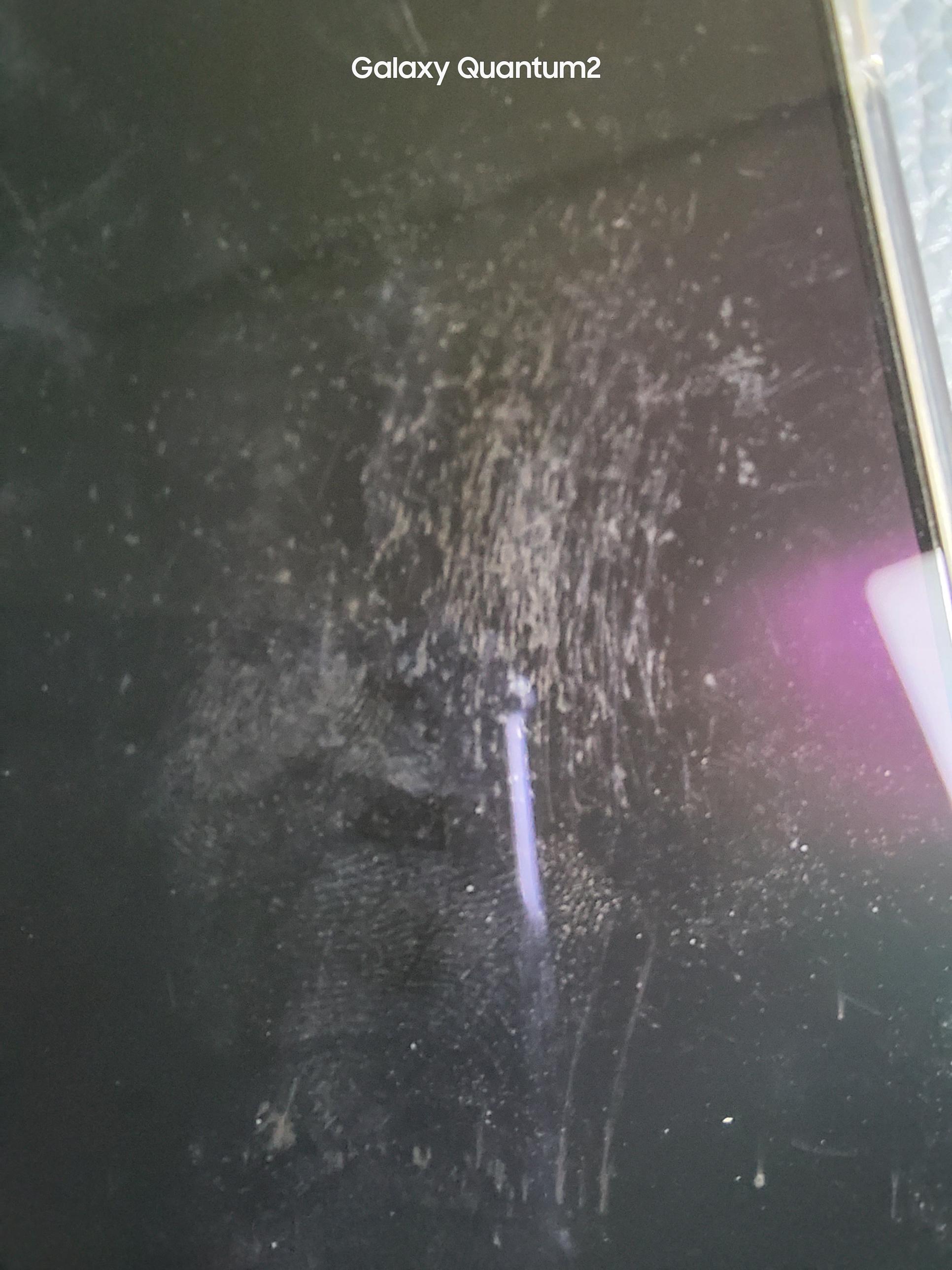 갤럭시s24 순정 액정보호필름에 생긴 기스들