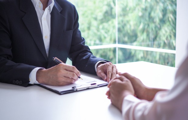 신청방법 상담하는 사진