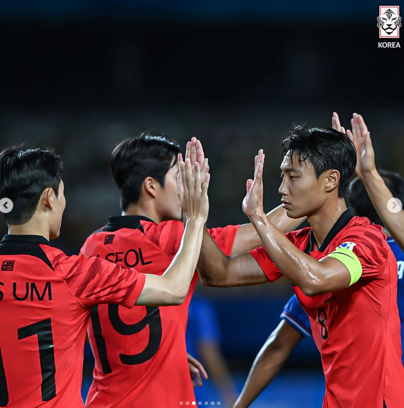  2032 항저우 아시안게임 한국 축구 명단 공격수 : 안재준&amp;#44; 박재용 미드필더 : 고영준&amp;#44; 백승호&amp;#44; 송민규&amp;#44; 엄원상&amp;#44; 이강인&amp;#44; 정우영&amp;#44; 정호연&amp;#44; 조영욱&amp;#44; 홍현석 수비수 : 박규현&amp;#44; 박진섭&amp;#44; 설영우&amp;#44; 이상민&amp;#44; 이재익&amp;#44; 이한범&amp;#44; 최준&amp;#44; 황재원 골키퍼 : 김정훈&amp;#44; 민성준&amp;#44; 이광연 와일드카드 : 설영우&amp;#44; 박진섭&amp;#44; 백승호 2032 항저우 아시안게임 한국 축구 중계 보는 방법 중국 항저우에서 열리는 2023 항저우 아시안게임 남자 축구 조별리그 경기는 MBC &amp;#44; SBS &amp;#44; KBS를 통해 생중계 됩니다. 