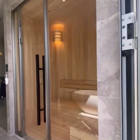 욕조 앞에 있는 습식 사우나.