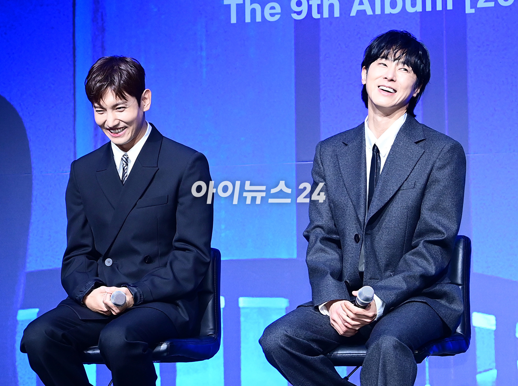 '데뷔 20주년'을 맞은 그룹 동방신기(TVXQ!)가 26일 오후 서울 영등포구 콘래드 서울에서 열린 아홉 번째 정규앨범 '20&2' 발매 기념 기자간담회에 참석하고 있다. [사진=정소희 기자]