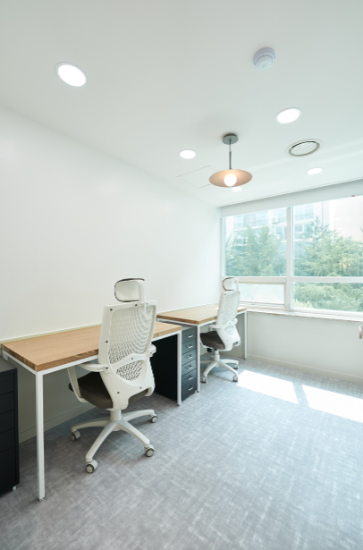 볕이 잘 들고 창문이 있는 2인 사무실