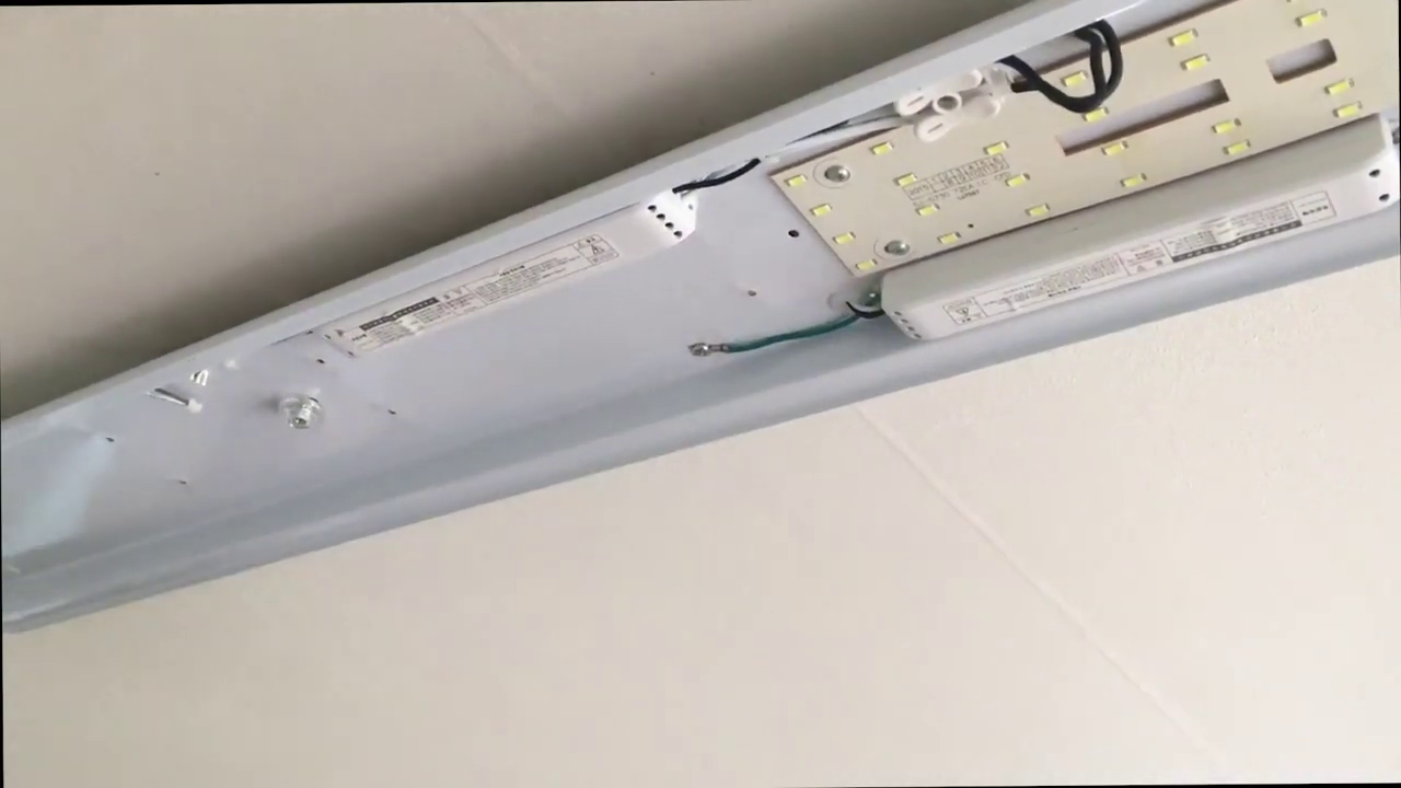 LED 전등은 브라켓 + 전등 커버 방식