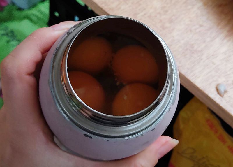 작은보온병에 깨서 담아온 계란