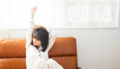 기지개 펴는 여성