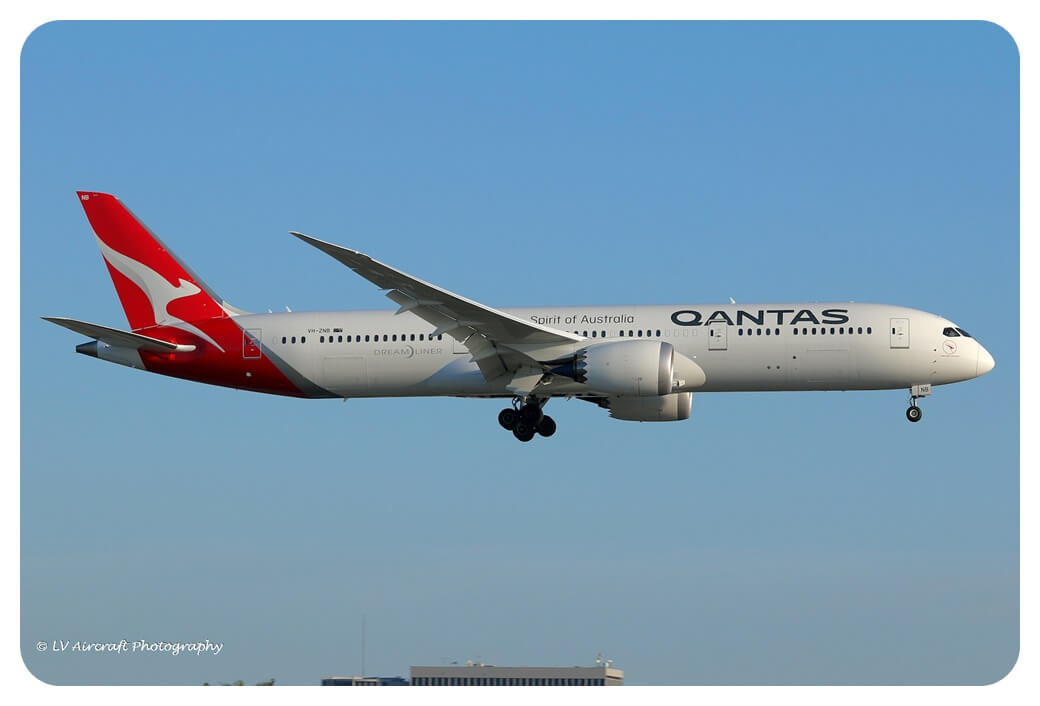 콴타스항공 BOEING B787-9 여객기가 비행하고 있는 모습을 찍은 사진