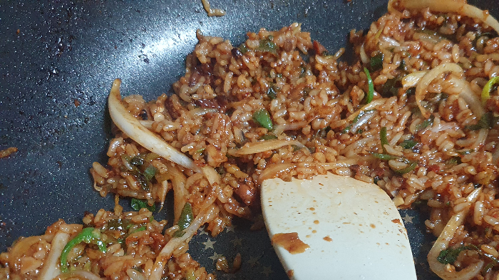 지코바 치킨 소스에 밥을 넣어 치밥 만드는 장면