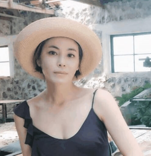 중년의 견미리 모자 쓰고 무표정