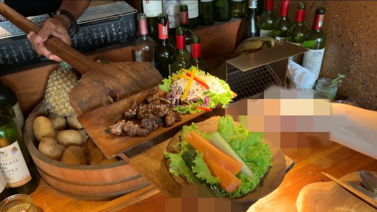 BALI-UBUD-SINSSIHWARO-SERVING BBQ