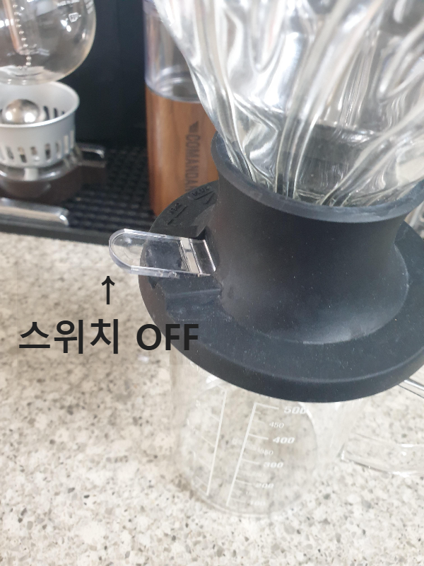 서버에 올린 하리오 스위치. 스위치가 올려진 상태(OFF) 상태로 물이 떨어지지 않는다.