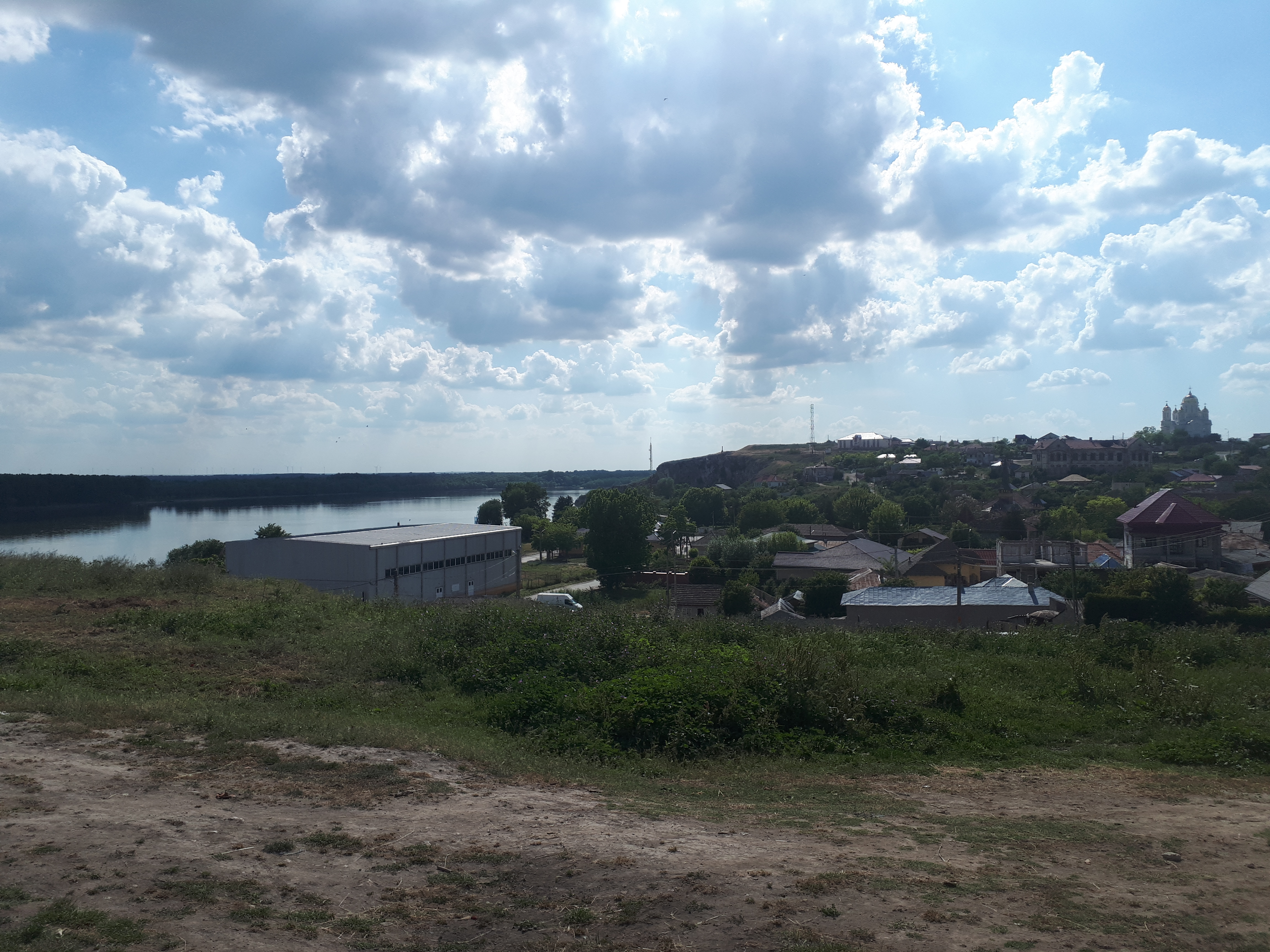 루마니아 흐르쇼바 다뉴브 강변 산책로와 마을