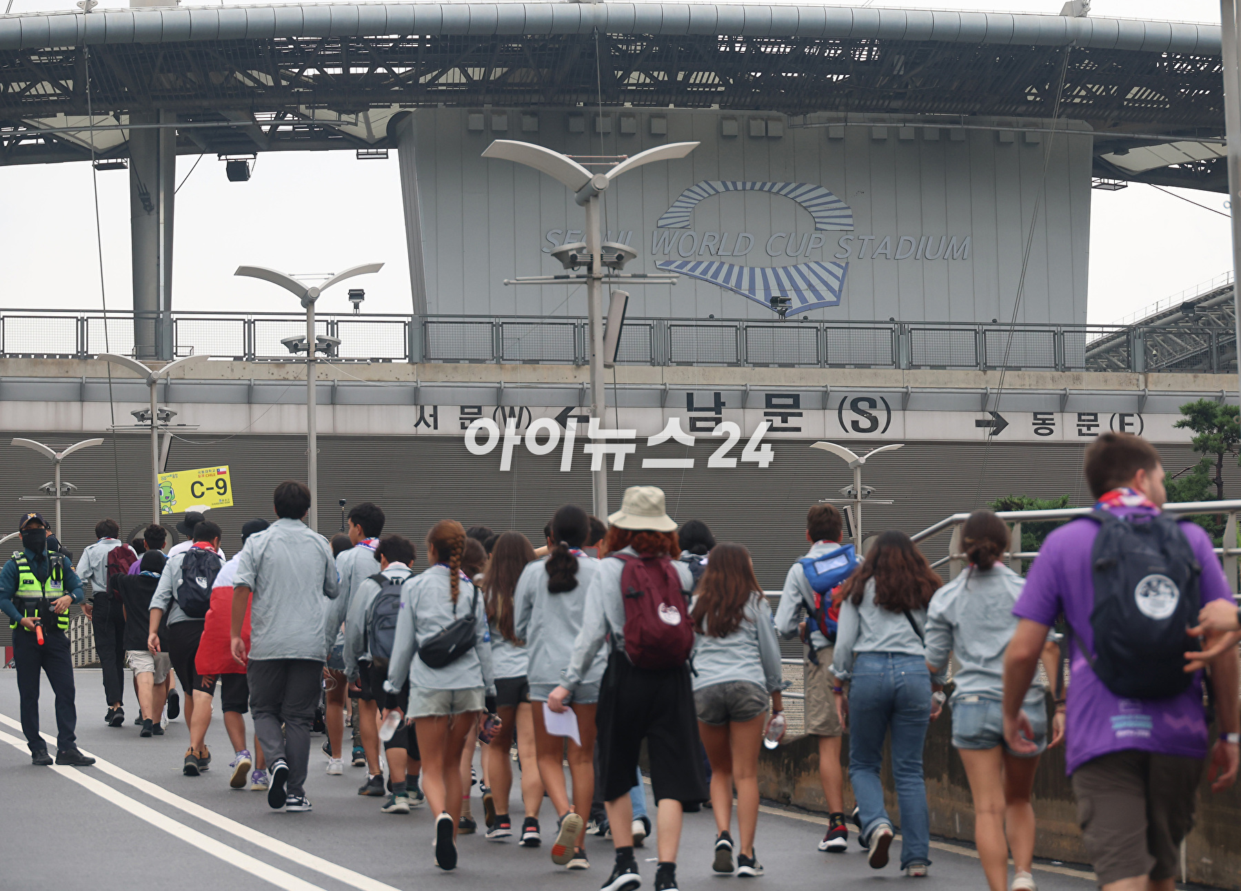 11일 오후 서울 마포구 상암동 서울월드컵경기장에 2023 새만금 세계스카우트 잼버리 폐영식에 참가하는 각국 스카우트 대원들이 도착하고 있다. [사진=사진공동취재단]