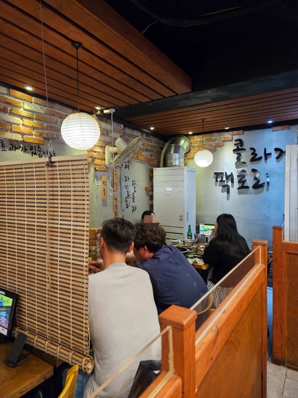 야들야들한 보약족발 매장 내부