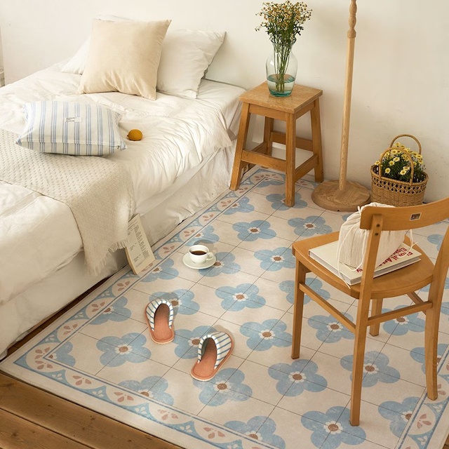 바닥에 집중하기, 공간 대부분을 덮는 러그는 오히려 방을 넓고 통일감 있게 만들어줍니다.