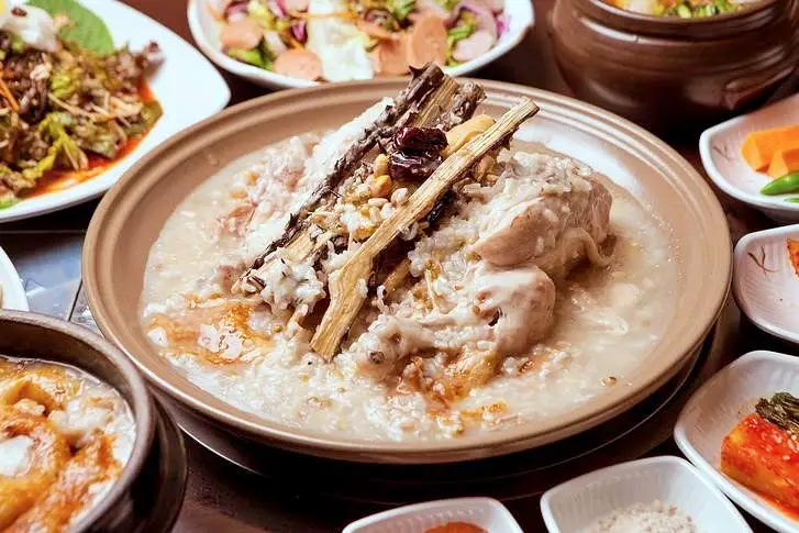 천연 그대로의 신선한 재료들을 수확하는 농장 산나물 채취, 농장체험, 토종 닭 백숙 한 상 강원 화천 맛집