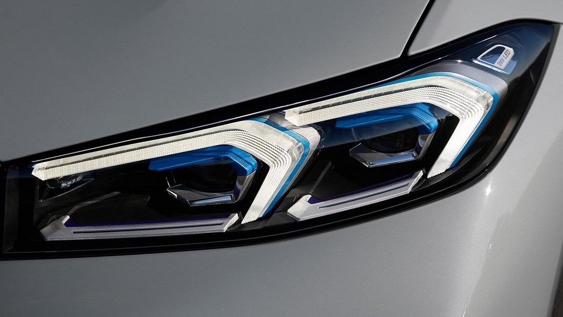 BMW 3시리즈 7세대 모델 전면 헤드라이트 사진
