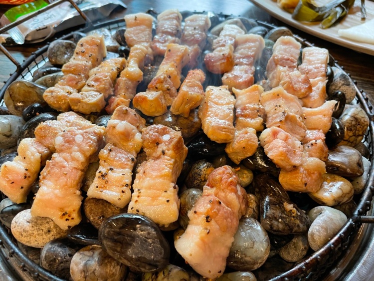 투데이 맛있는 메뉴 자갈 돌판 위에 구워 먹는 생 가브리살 오겹살 목살 삼겹살 구이 맛있는 고깃집 추천 부산 덕천동 맛집