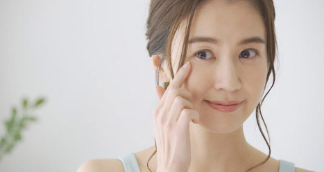 주름을 체크하는 여성