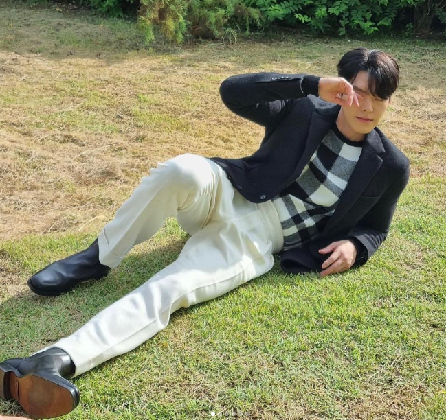 김우빈 프로필 작품활동 연애 신민아 결혼 투병 결별 드라마 영화 넥플릭스