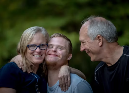 직계존비속-관계인-부모와-아이가-활짝-웃고-있다