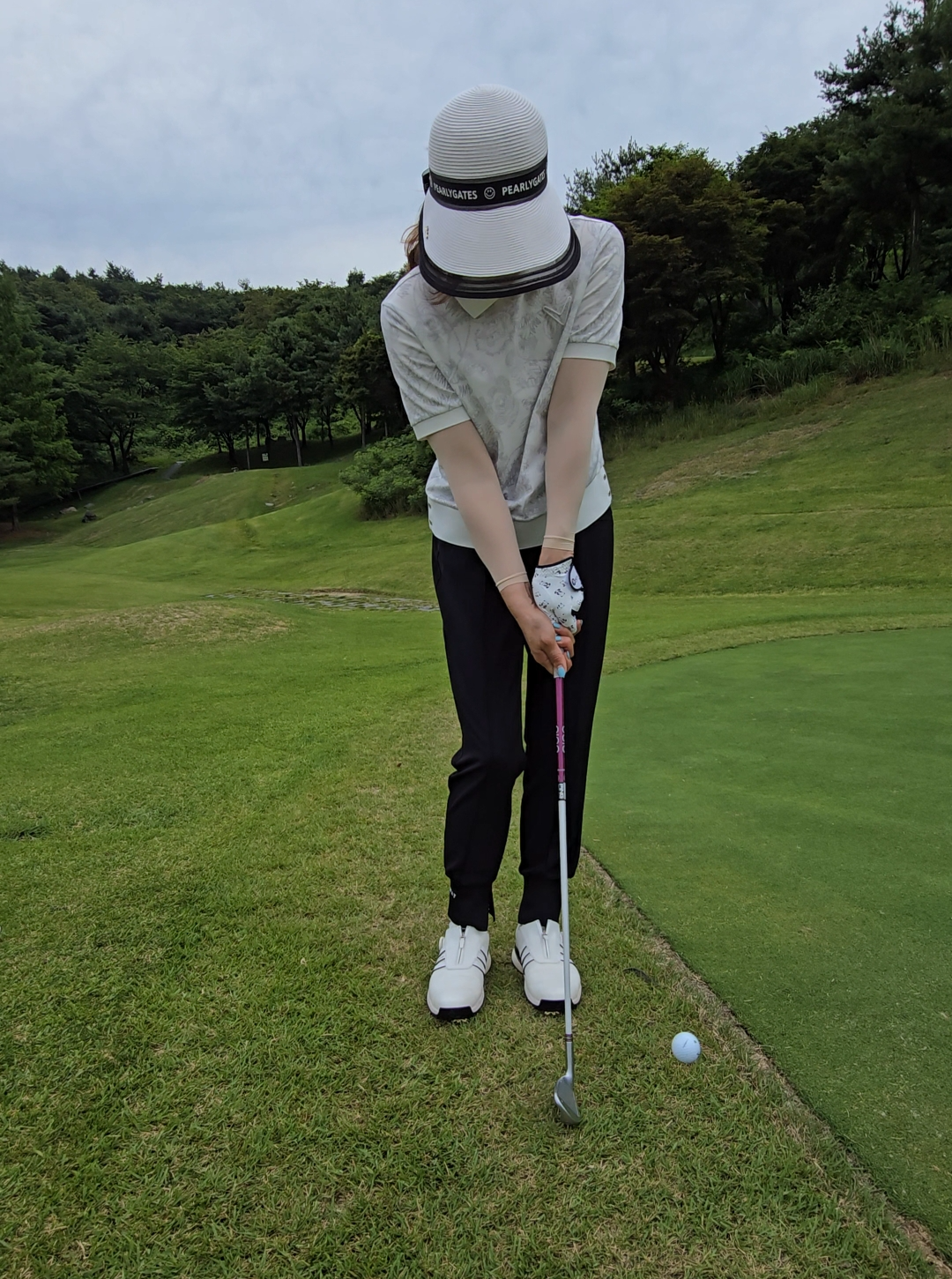 골프 어프로치를 하고있는 모습