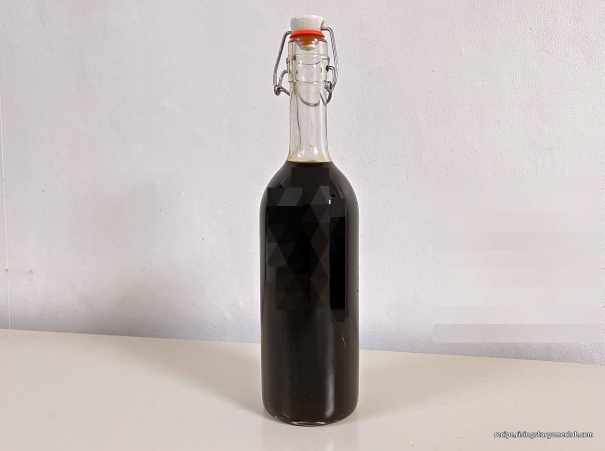 완성된 판모밀국수의 육수(쯔유)를 병에 담아 놓은 사진