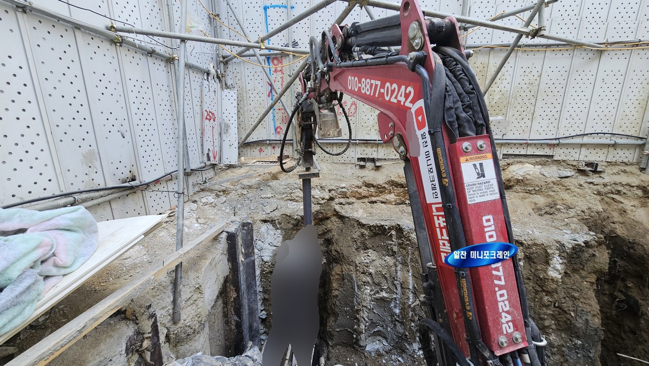 다짐노미를 차고 H빔 박는 모습