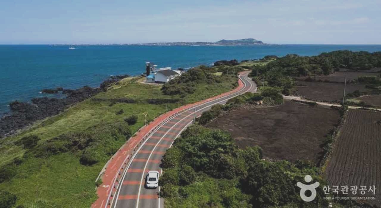 제주 해안 도로를 달리는 전기차 렌터카. [ⓒ라이브스튜디오]