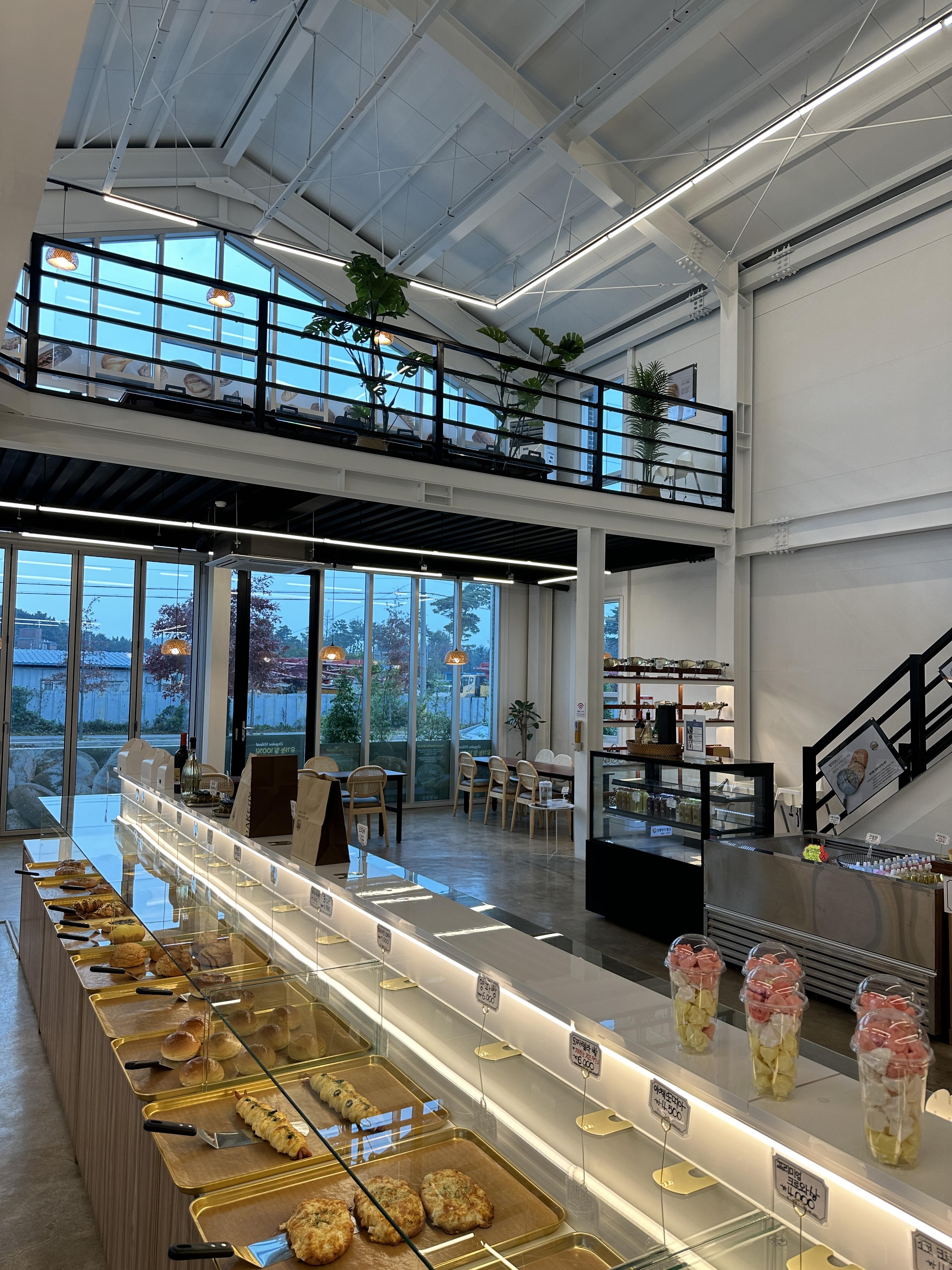 강릉 빵명장 내부