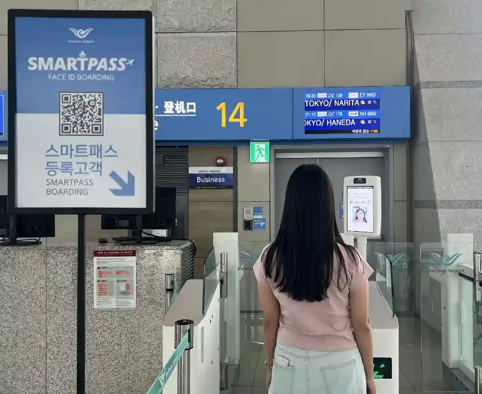 탑승객이 인천공항 스마트패스를 이용하여 출국하는 모습