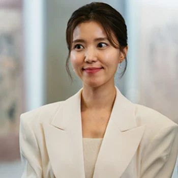 하얀 정장 자켓을 입고 서 있는 드라마 열녀박씨 계약결혼뎐의 오현정 캐릭터