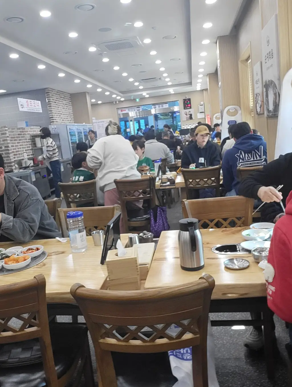 붐비는-식당-내부