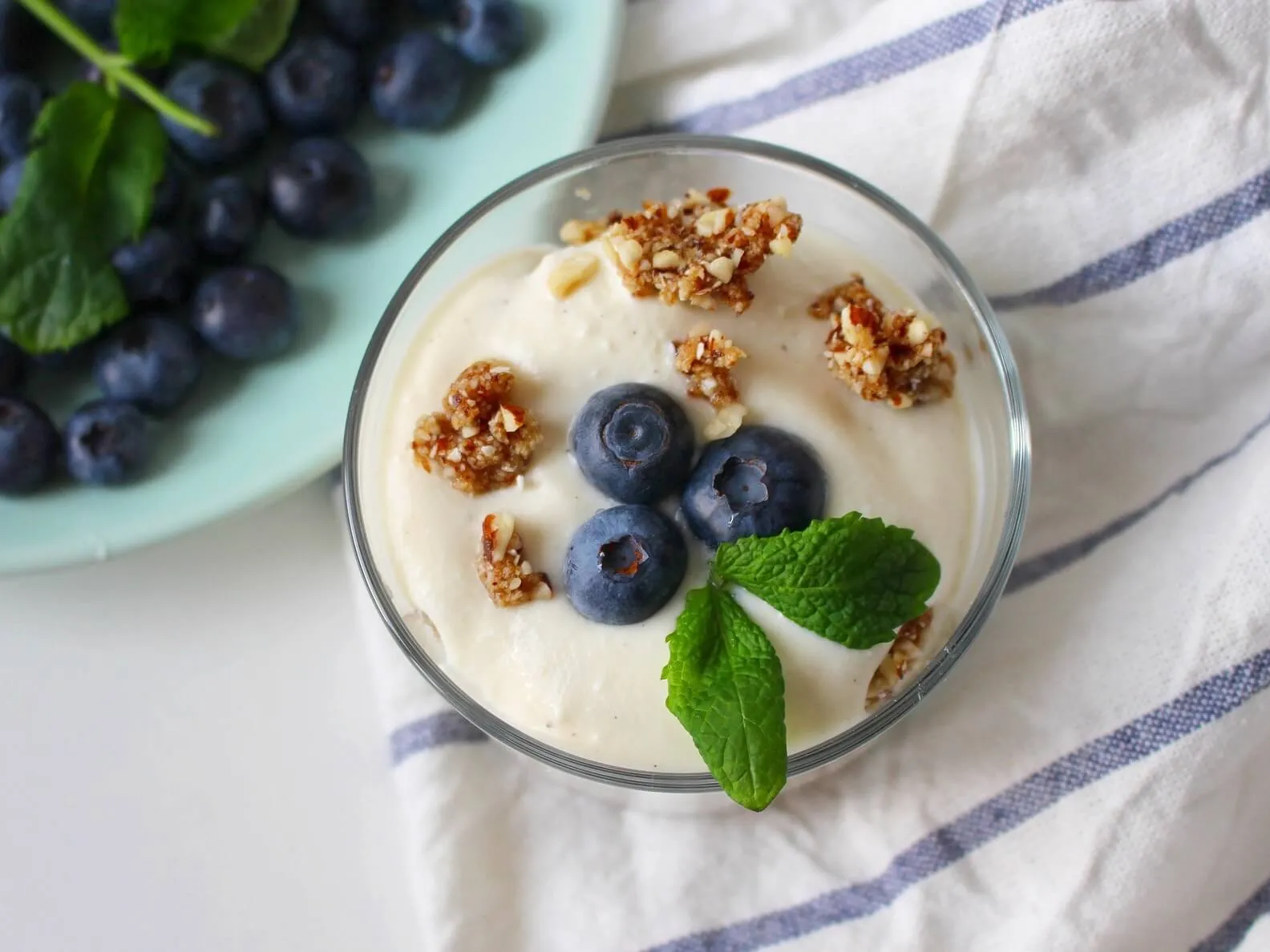 블루베리와 그릭요거트