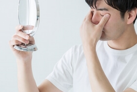 눈이 아픈 남성