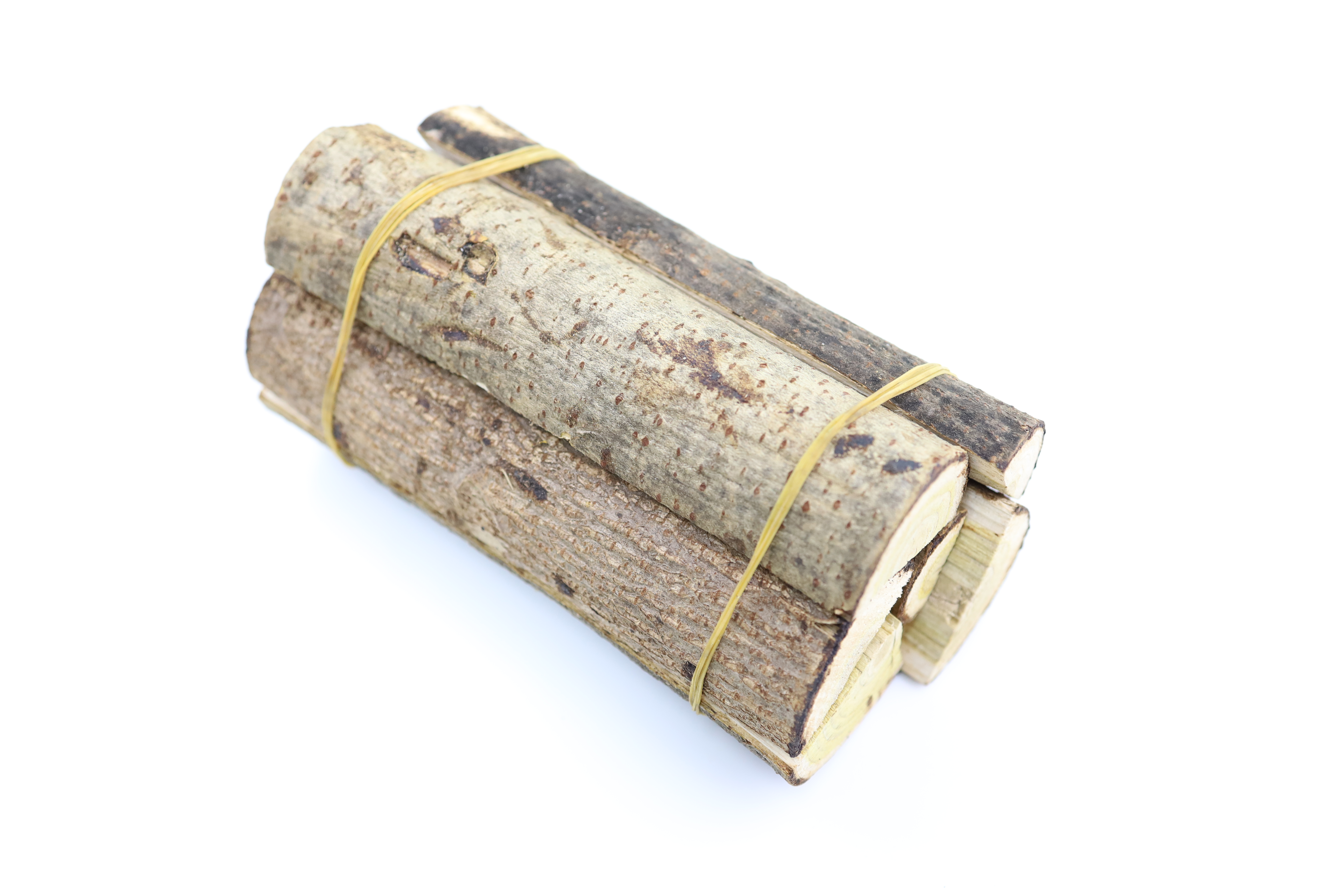 야생에서 채취를 한 옻나무를 잘 세척해서 편으로 잘라서 6개 정도를 끈으로 묶어서 흰 바닥 위에 놓고 확대하여 찍은 사진