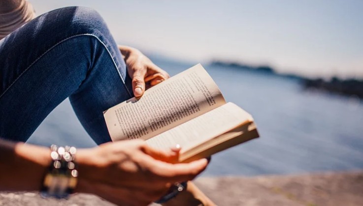 책을-읽고있는-모습