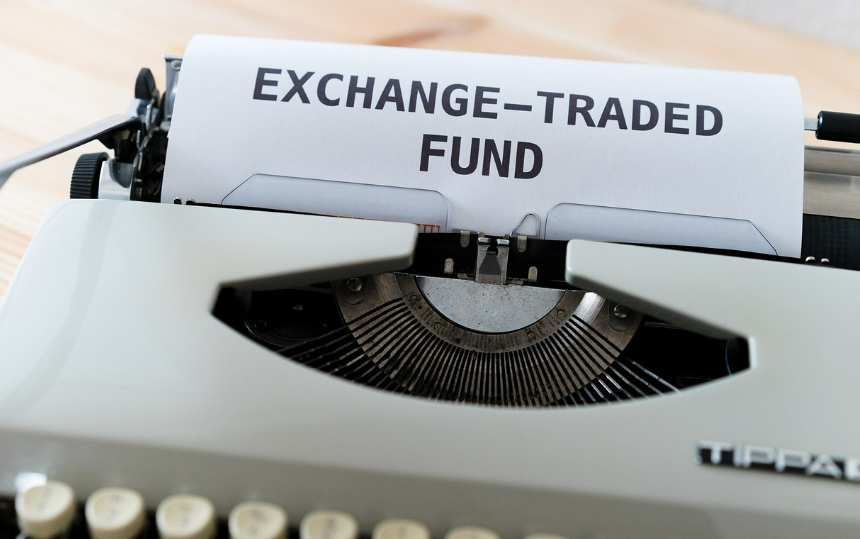 EXCHANGE-TRADED FUND가 적힌 종이가 올려진 타자기