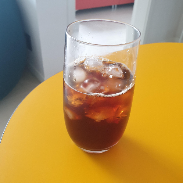 하리오 V60 제브랑 드리퍼와 하리오 드립케틀 에어를 사용한 커피 추출