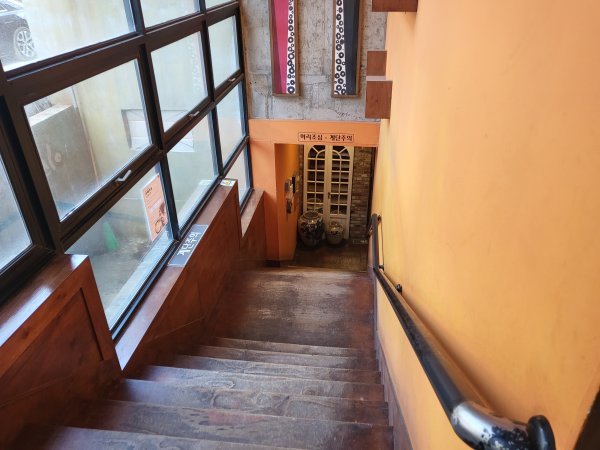 카페랄로-지하계단