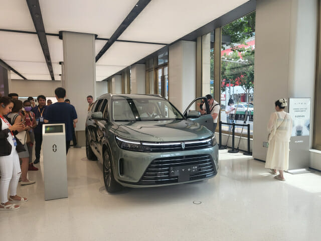 화웨이는 전기차 업체 싸이리스(·SERES)와 합작해 전기차 브랜드 아이토(AITO)를 만들어 판매하고 있다. 아이토의 첫 번째 전기차 모델 M7.